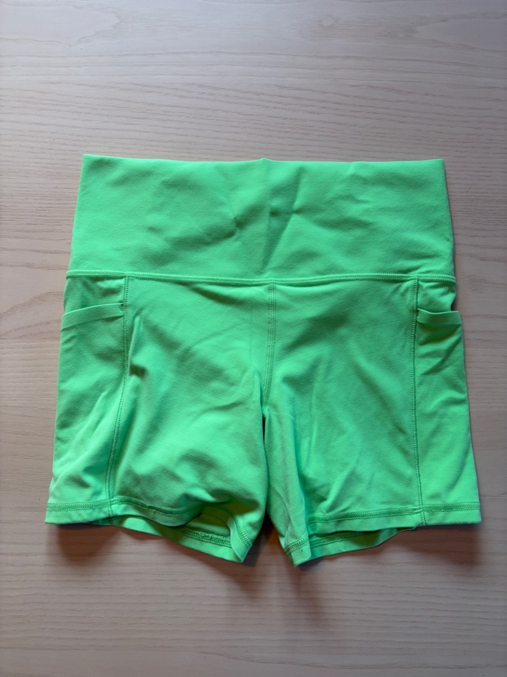 Athleta Salutation Stash 5” short